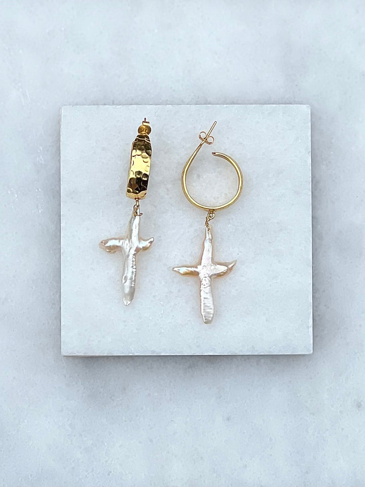 Embrace elegance with the genuine cross-shaped baroque pearl, adding a touch of sophistication to your bridal look