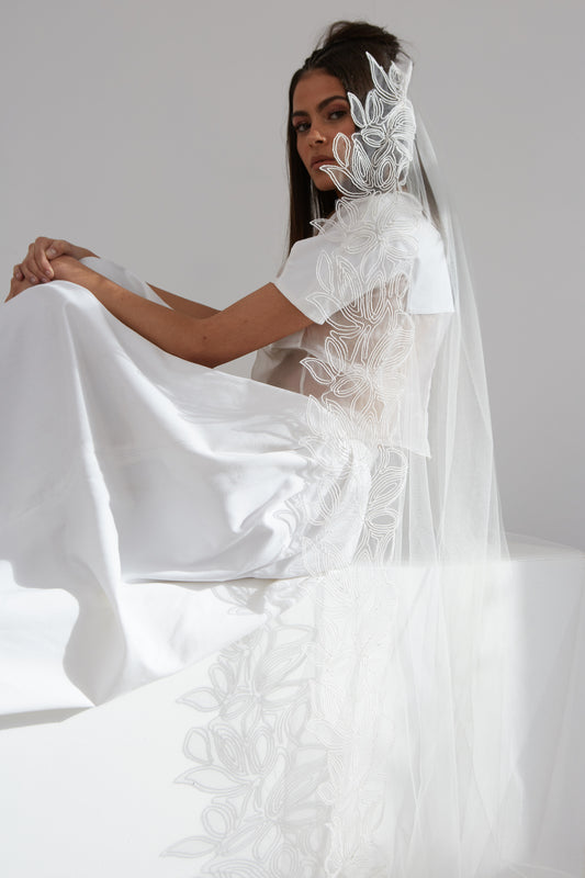A side view of the Condessa Silk Veil