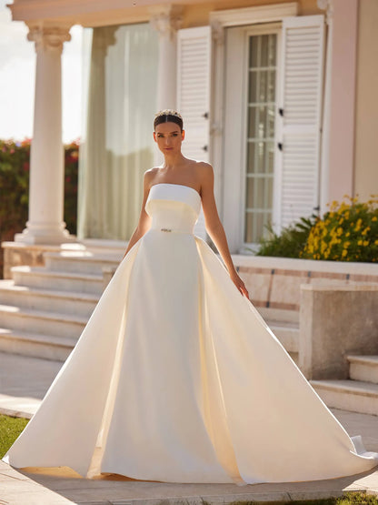 Step into classic elegance with the House of St. Patrick Eleonor Wedding Dress