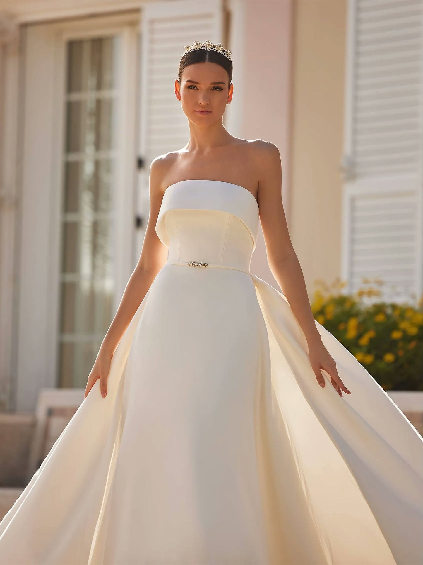 Embrace Hollywood glamour in this versatile gown with a sleeveless bodice and a detachable train